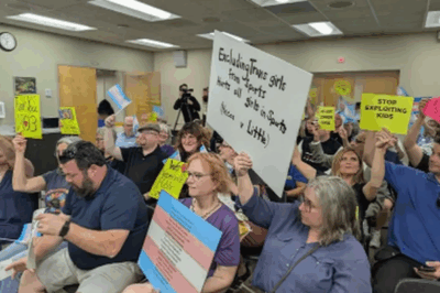 🚨 Protest Erupts at Maine School Board! Parent Nick Blanchard, joined by two women, staged a fiery protest at Maine’s capital school board meeting, targeting policies allowing transgender students in girls’ locker rooms and sports. Tensions ran high as community members clashed over the future of inclusivity and school policy, raising nationwide questions about the balance between rights, safety, and tradition.