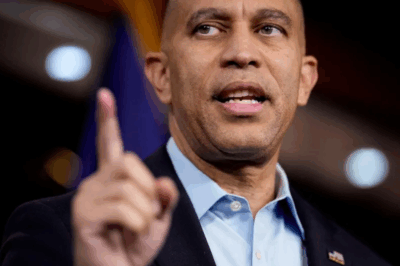 🚨 BREAKING: Hakeem Jeffries just TORCHED Karoline Leavitt — calling her “demented, ignorant, or a stone-cold liar.” 😳🔥