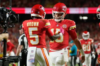 “Patrick Mahomes led the Kansas City Chiefs to a thrilling 30-17 victory over the Detroit Lions, but the post-game celebration turned chaotic as a fistfight erupted, shocking fans and players alike. Click now to see every dramatic moment, reactions from the field, and what sparked this explosive confrontation!”