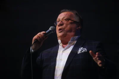 💔 BREAKING — Thousands Flood Sarajevo Streets in Tears as Beloved Folk Icon Halid Beslic’s Voice Falls Silent Forever